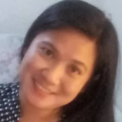 Ailyn coniendo