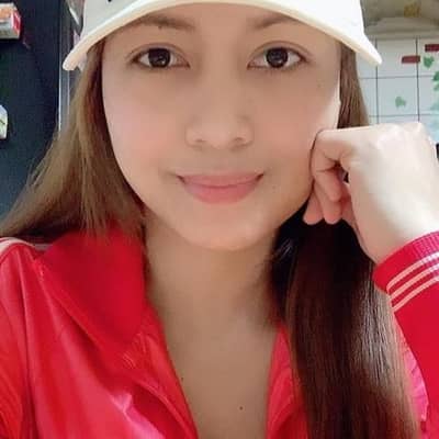 Yniece0